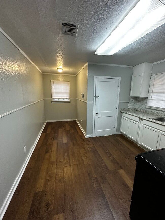 Building Photo - Southern Hills Cozy 2-Bedroom Rental with ...