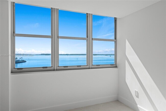 Building Photo - 999 Brickell Bay Dr