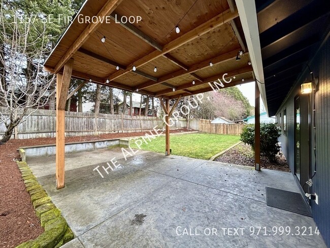 Building Photo - Three Bedrooms in Hillsboro!