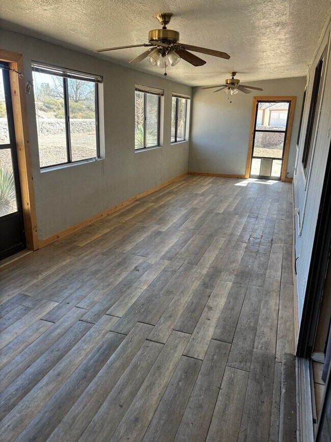 Building Photo - 5475 Valle Alegre