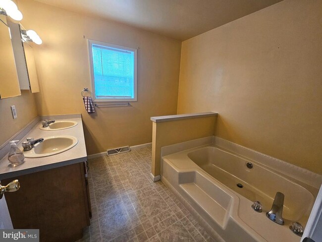 Building Photo - 1806 PA-212