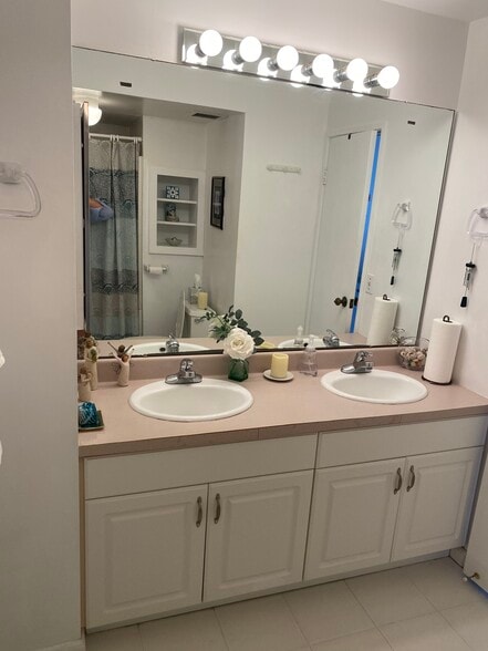 Bathroom - 521 Hahaione St