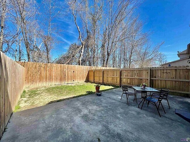 Building Photo - 18160 Pinehurst Dr