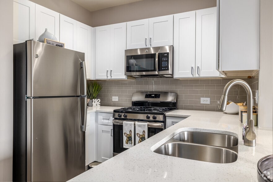1BR, 1BA - 725SF - Kitchen - 803 Corday at Naperville