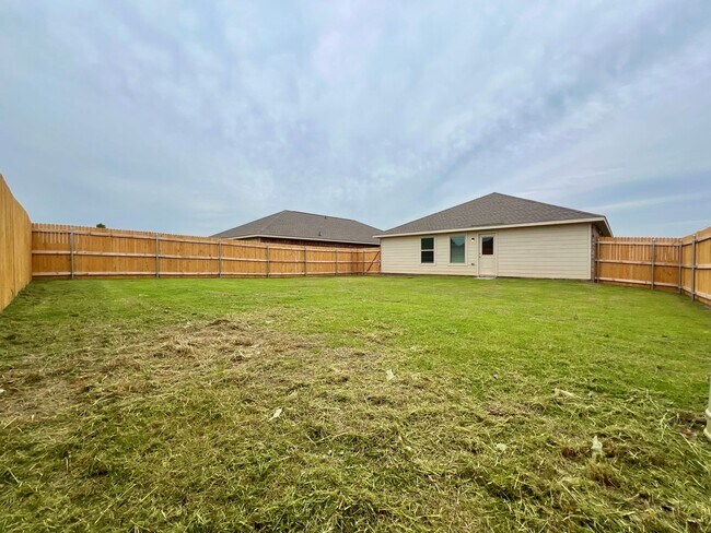 Building Photo - ?$500 OFF 1ST MONTH - Mustang School Distr...