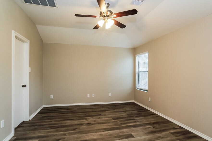 Building Photo - 801 Lovebug Ln