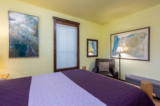 Building Photo - 1018 NW Ogden Ave