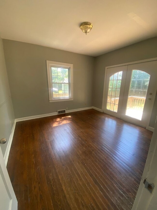 Building Photo - Charming 4-Bedroom Home with Sunroom, Fenc...