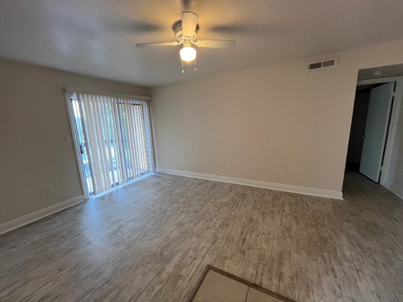 Building Photo - 2885 Winkler Ave