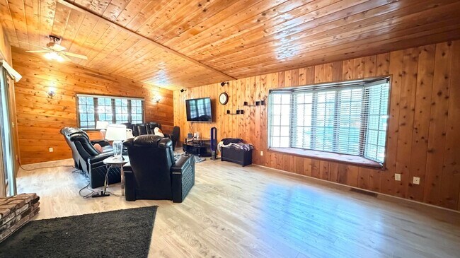Building Photo - 54061 Linger Ln