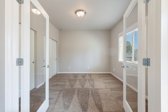 Building Photo - 4335 17th Way NE