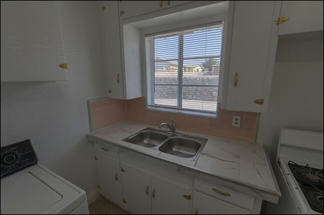 Building Photo - 810 Heisig Ave