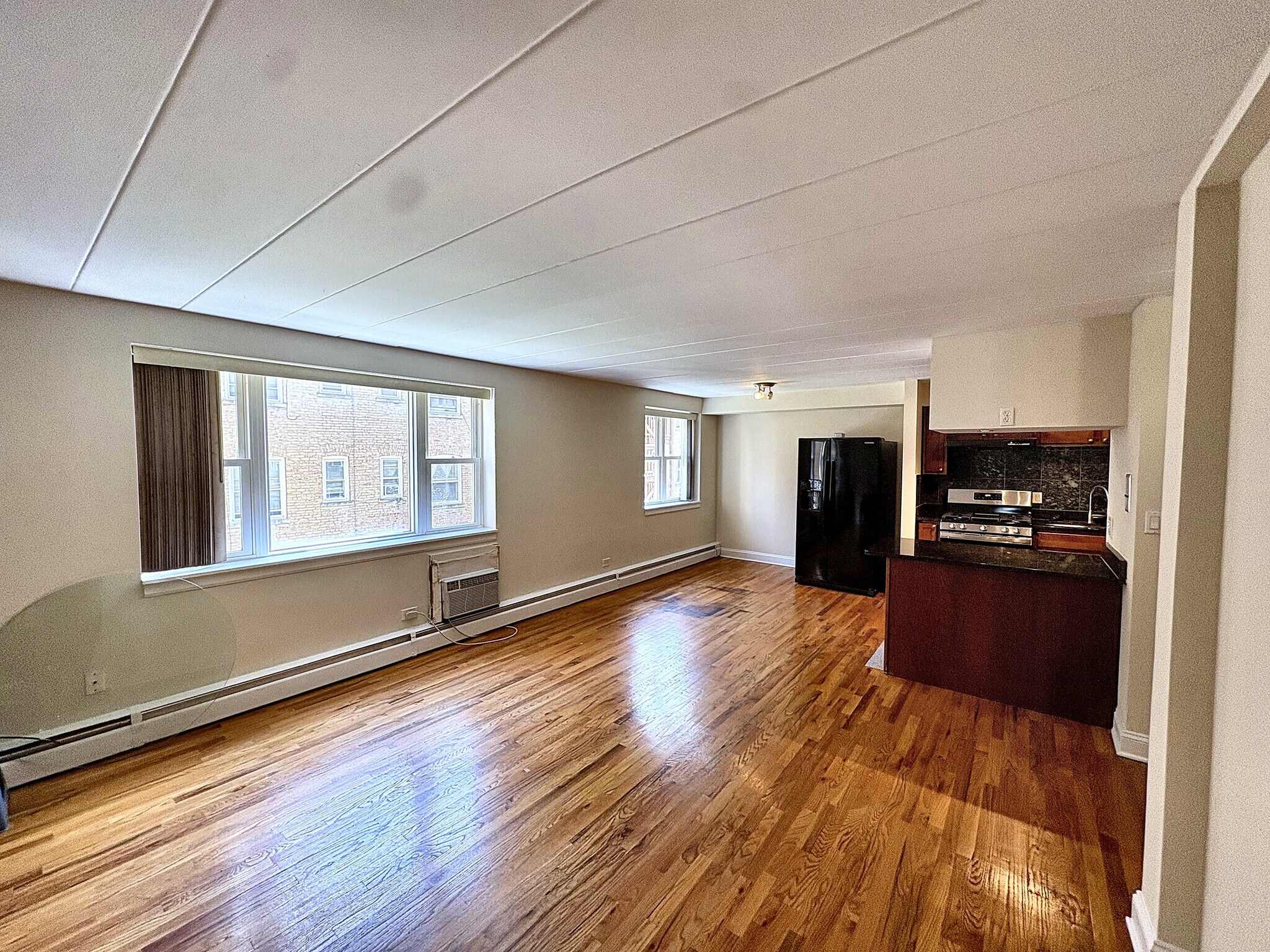 Building Photo - 2115 W Farwell Ave