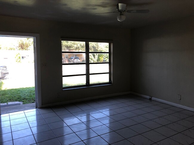 Building Photo - Large 4-3 in Wilton Manors