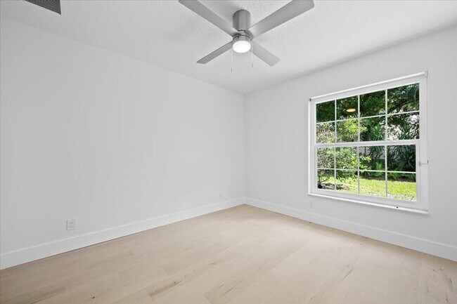 Building Photo - 204 Clocktower Dr