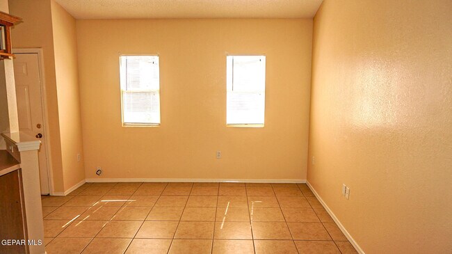 Building Photo - 3559 Oasis Dr