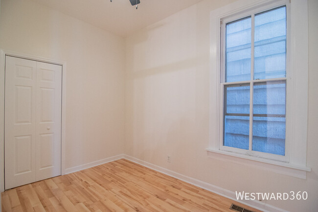 Building Photo - 3356 N Kenmore Ave