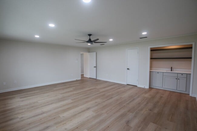 Building Photo - Available Now! Stunning 4 Bedroom 3.5 Bath...
