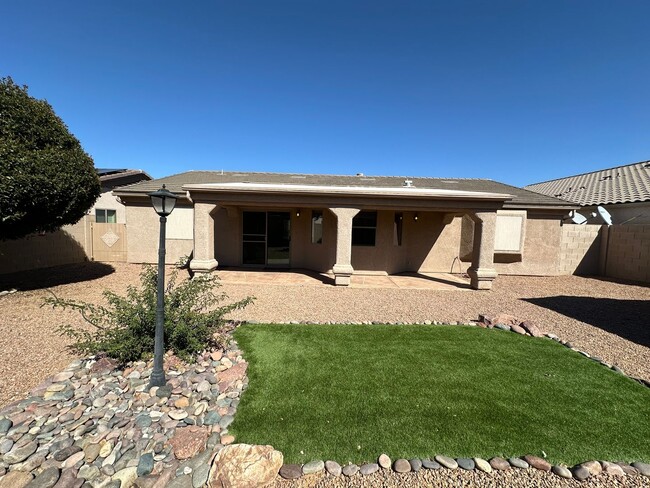 Building Photo - Beautiful 3 bedroom, 3 garage home in Chap...