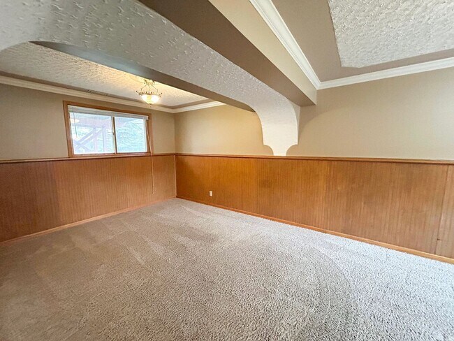 Building Photo - Move-In Ready 4 bed 2 bath off of West Circle Drive Available NOW!