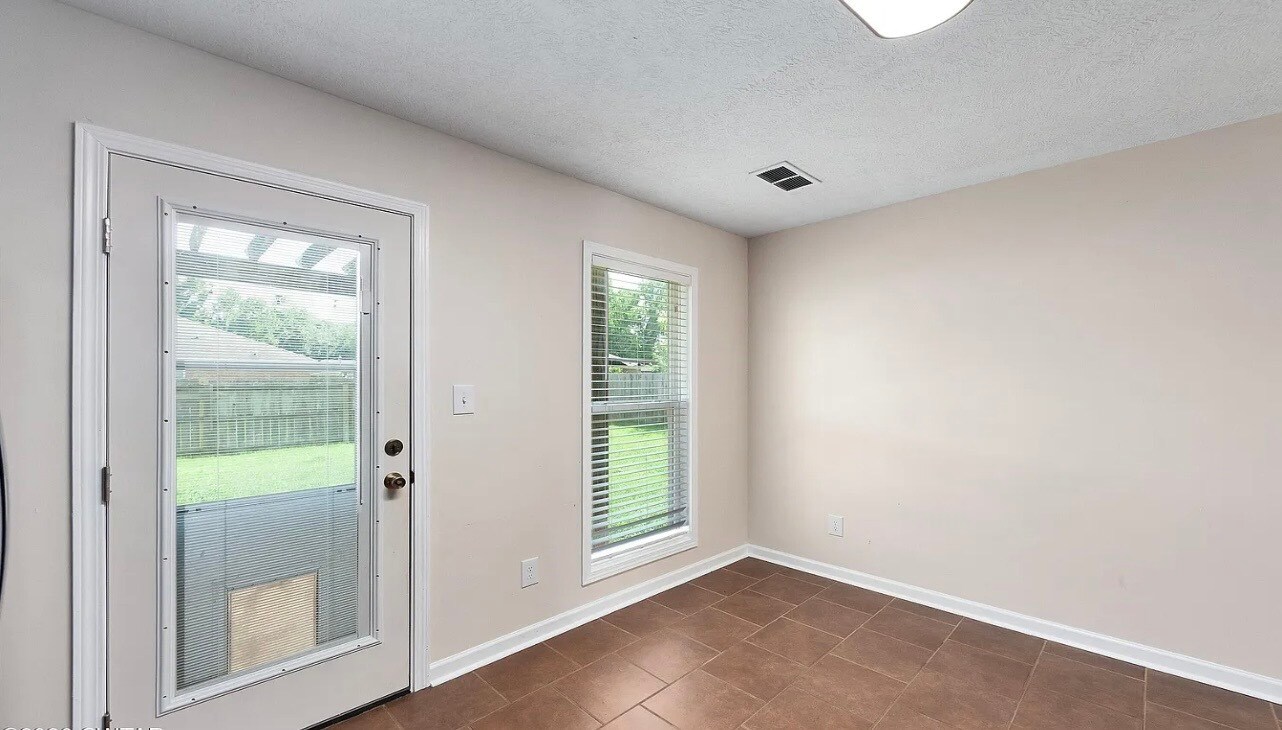 Building Photo - 136 Enfield Cv