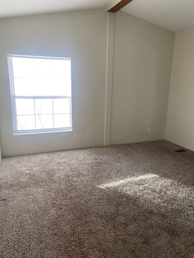 Building Photo - 4 Bedroom Single Family Home!