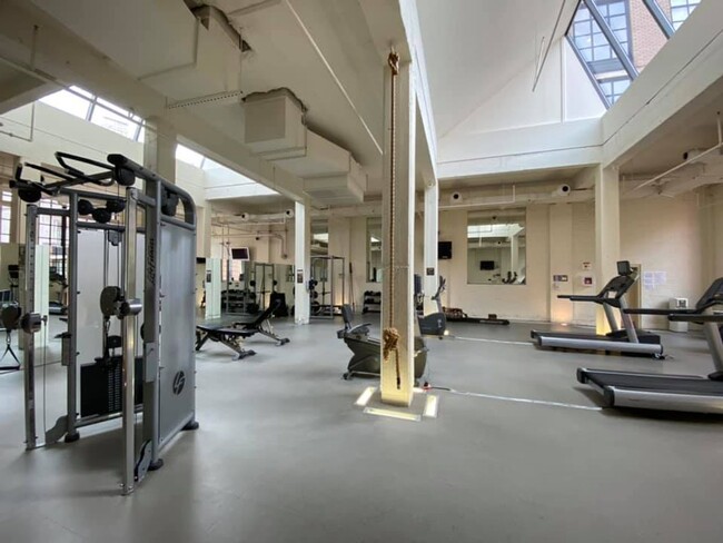 Building Photo - Lovely 1 BR + Den/1 BA Condo in Mount Vern...