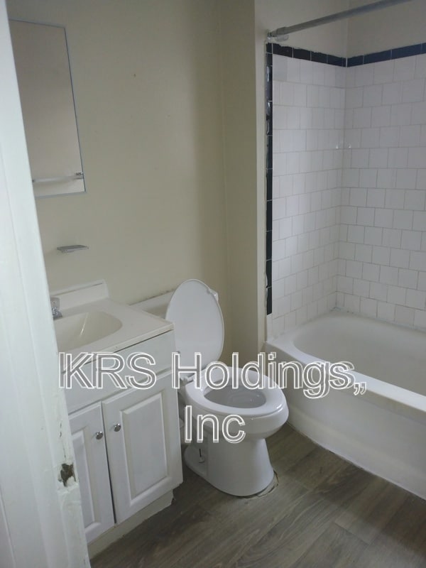 Building Photo - 707 E 18th St