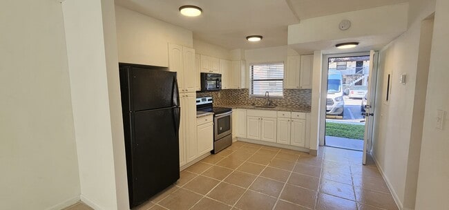 Building Photo - 6020 Shaker Wood Cir