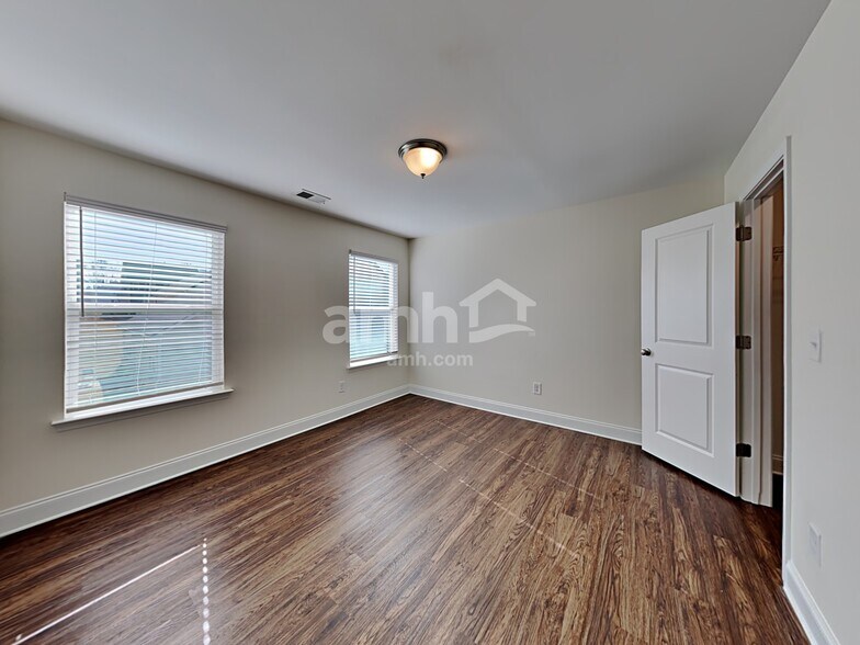 Building Photo - 3337 Okelly Dr