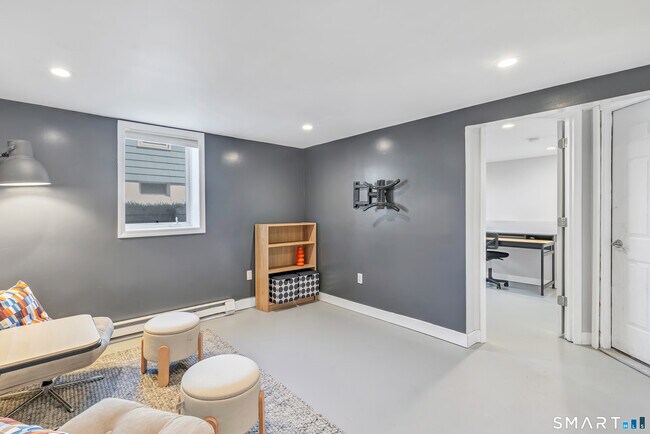 Building Photo - 855 Riverside Dr