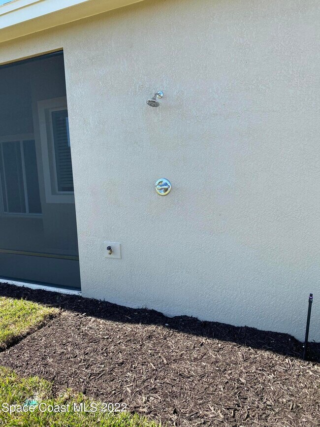 Building Photo - 8321 Paragrass Ave