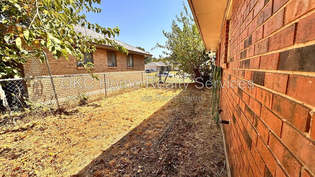 Building Photo - 8417 S Villa Ave