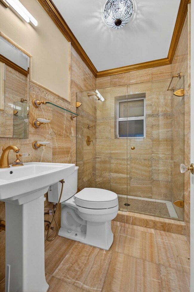 Building Photo - Historic West Palm Beach single-family home, with guest cottage!