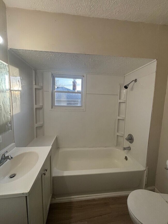 Building Photo - COZY 4 BEDROOM CAPE COD