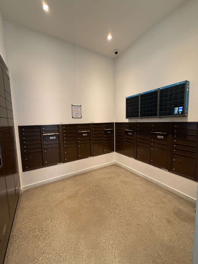 Building Photo - Luxurious Updated Condo in Dogpatch