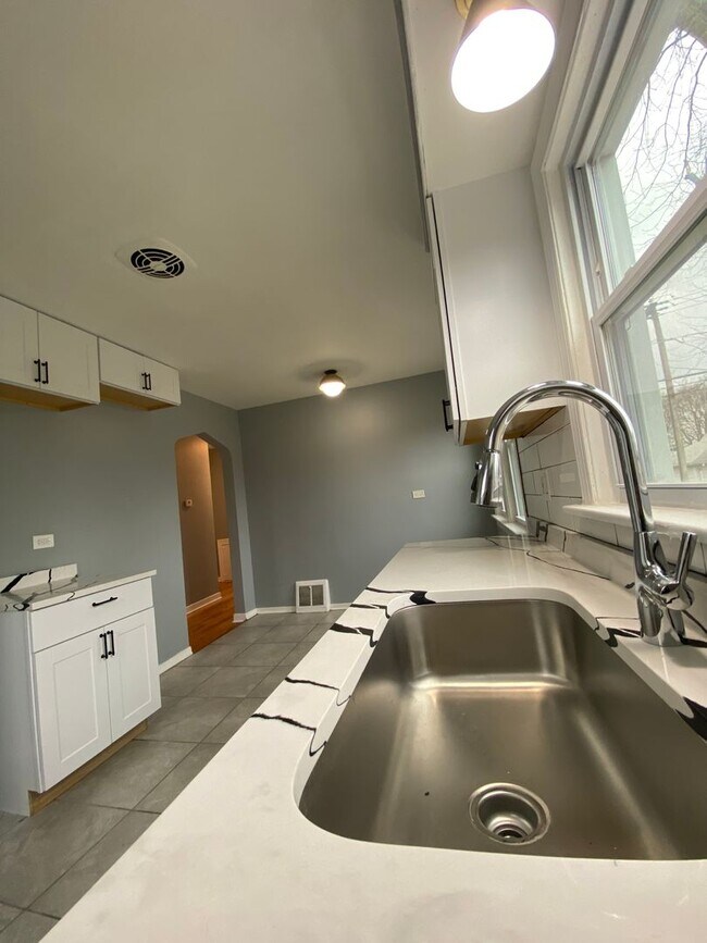 Building Photo - HOUSE FOR RENT IN LANSING !!