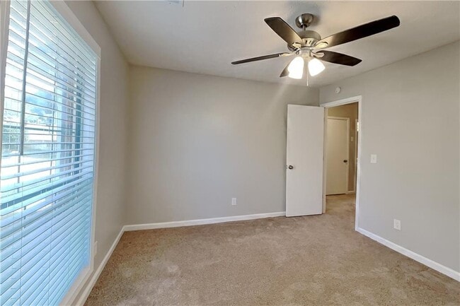 Building Photo - 615 Paris Dr