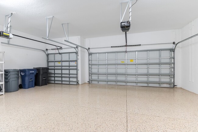 Building Photo - Stunning Country Club East Unfurnished Res...