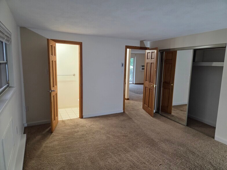 Building Photo - 65 Greentree Ln