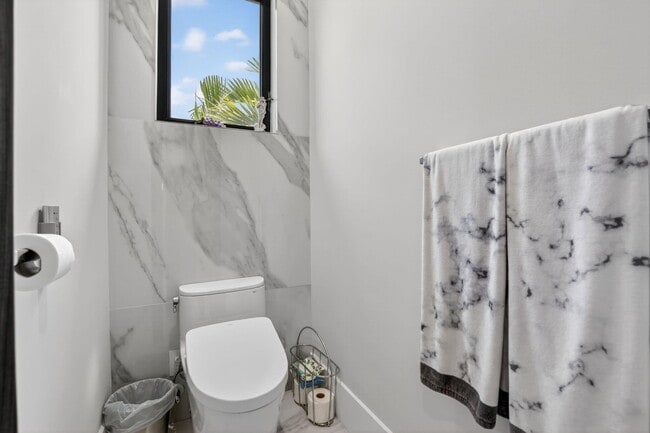 Building Photo - 334 Isle of Capri Dr