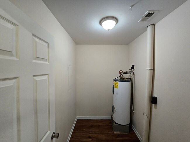 Building Photo - 2 bedroom 1 bath available for rent ~ trash and lawn care included!