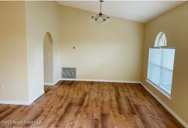 Building Photo - 2117 Buescher Hill St