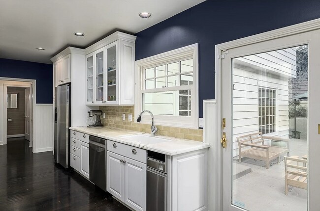 Building Photo - Experience the Charm of a Portland Heights...