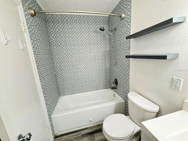 Building Photo - 215 Fernwood St