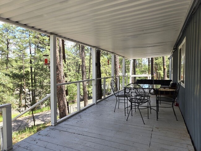Building Photo - Great Two Bedroom Close To Midtown
