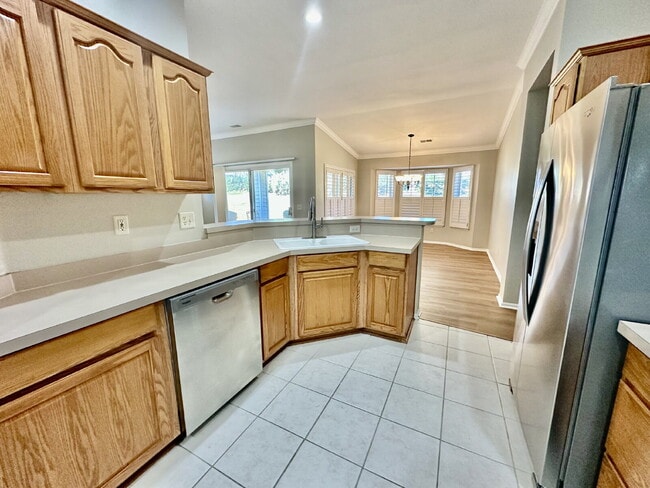 Building Photo - Two Bedroom Home in Sun City Offering One Month Free Rent!