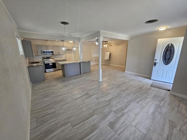 Building Photo - 2502 E Poplar Ave