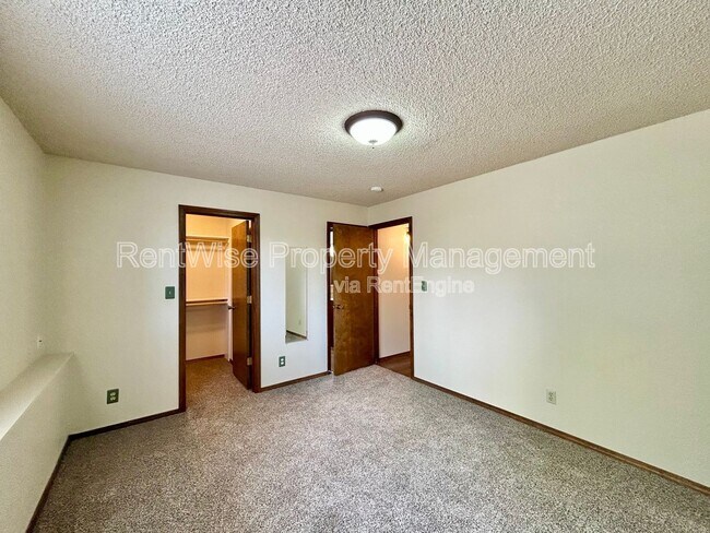Building Photo - 875 N Gossett Pl