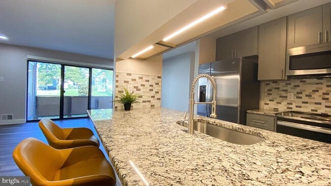 Building Photo - 403 Hickory Cir